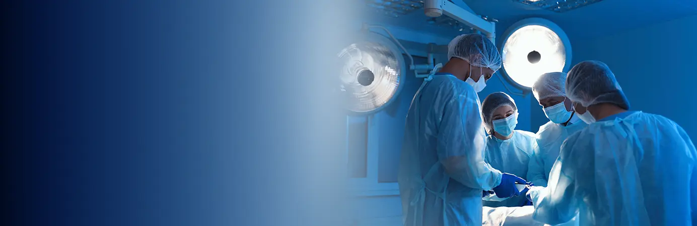 Médicos em sala de cirurgia