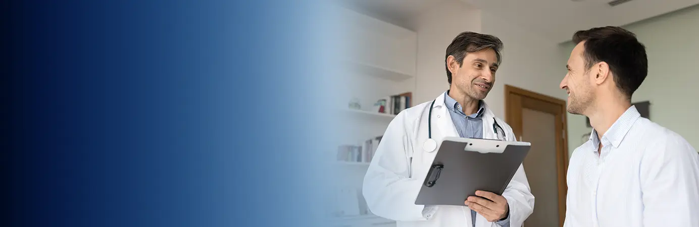 Médico conversando com paciente